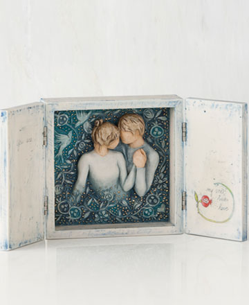Duet 4.75 inchH x 4.75 inchW; 9.5 inchW when open Our Love Song. Willow Tree by Susan Lordi. Inside message: You are my one true love. Hinged resin box; applied gold leaf. Can be hung on wall or free standing. Hanger style: Keyhole.